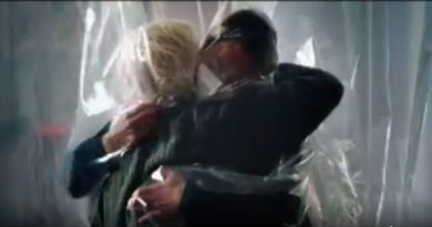 Frame dello spot: "La stanza degli abbracci2, realizzato dal regista Giuseppe Tornatore, per la campagna vaccinale anticovid