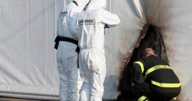 Carabinieri e vigili del fuoco ispezionano l'hub vaccinale di Brescia, dopo l'attentato incendiario del 3 aprile 2021