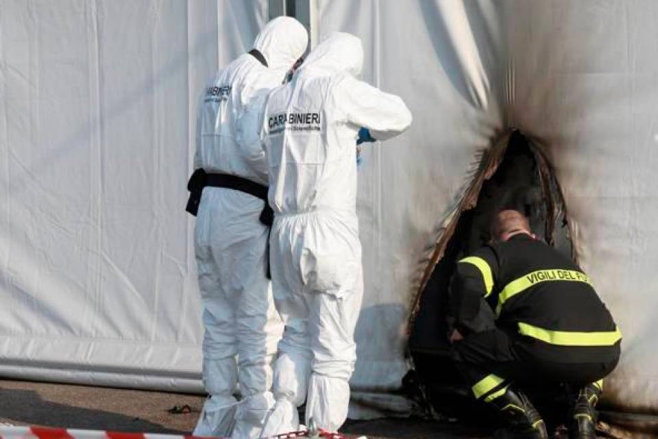 Carabinieri e vigili del fuoco ispezionano l'hub vaccinale di Brescia, dopo l'attentato incendiario del 3 aprile 2021