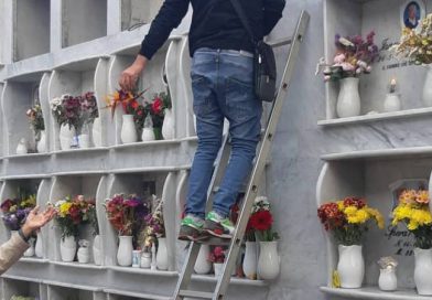 Al Cimitero di Ficarazzi pericoloso lasciare i fiori nei loculi posti in alto