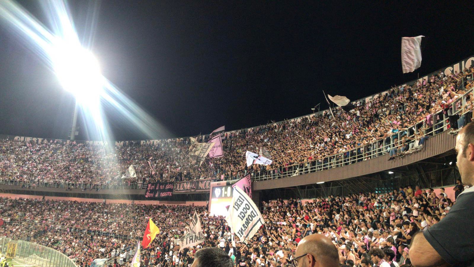 140 edili alla partita del Palermo con la maglietta  #bastamortisullavoro