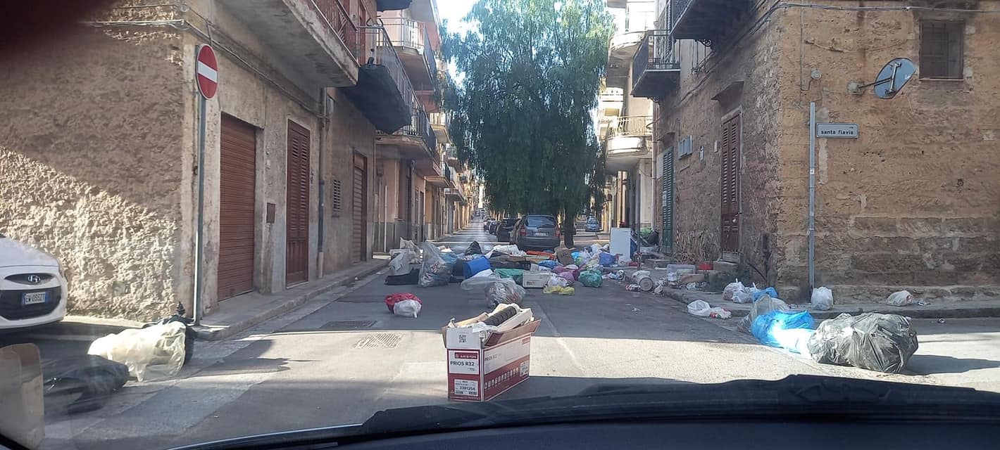 BAGHERIA: Rifiuti sparsi per strada in via Ciro Scianna