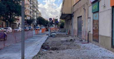 Il duce Filippo Tripoli continua la guerra al verde. Da domani obbligo del saluto romano a palazzo Butera per tutti i dipendenti. Il duce Filippo Tripoli continua la guerra al verde. Da domani obbligo del saluto romano a palazzo Butera per tutti i dipendenti.