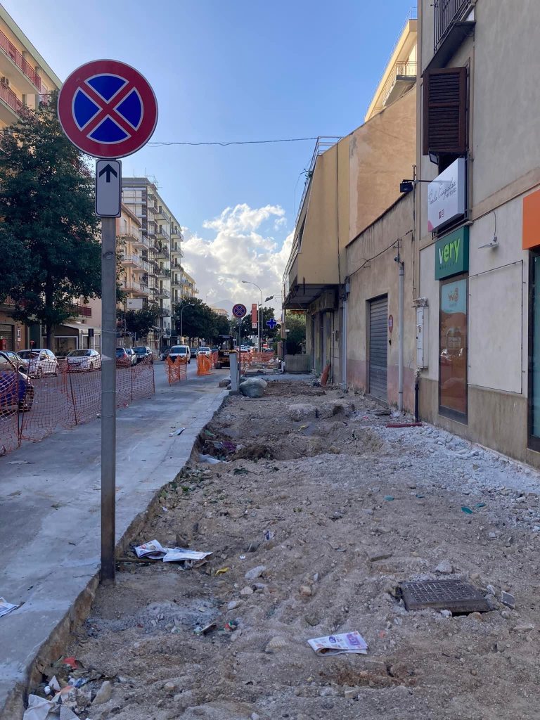 Il duce Filippo Tripoli continua la guerra al verde. Da domani obbligo del saluto romano a palazzo Butera per tutti i dipendenti.