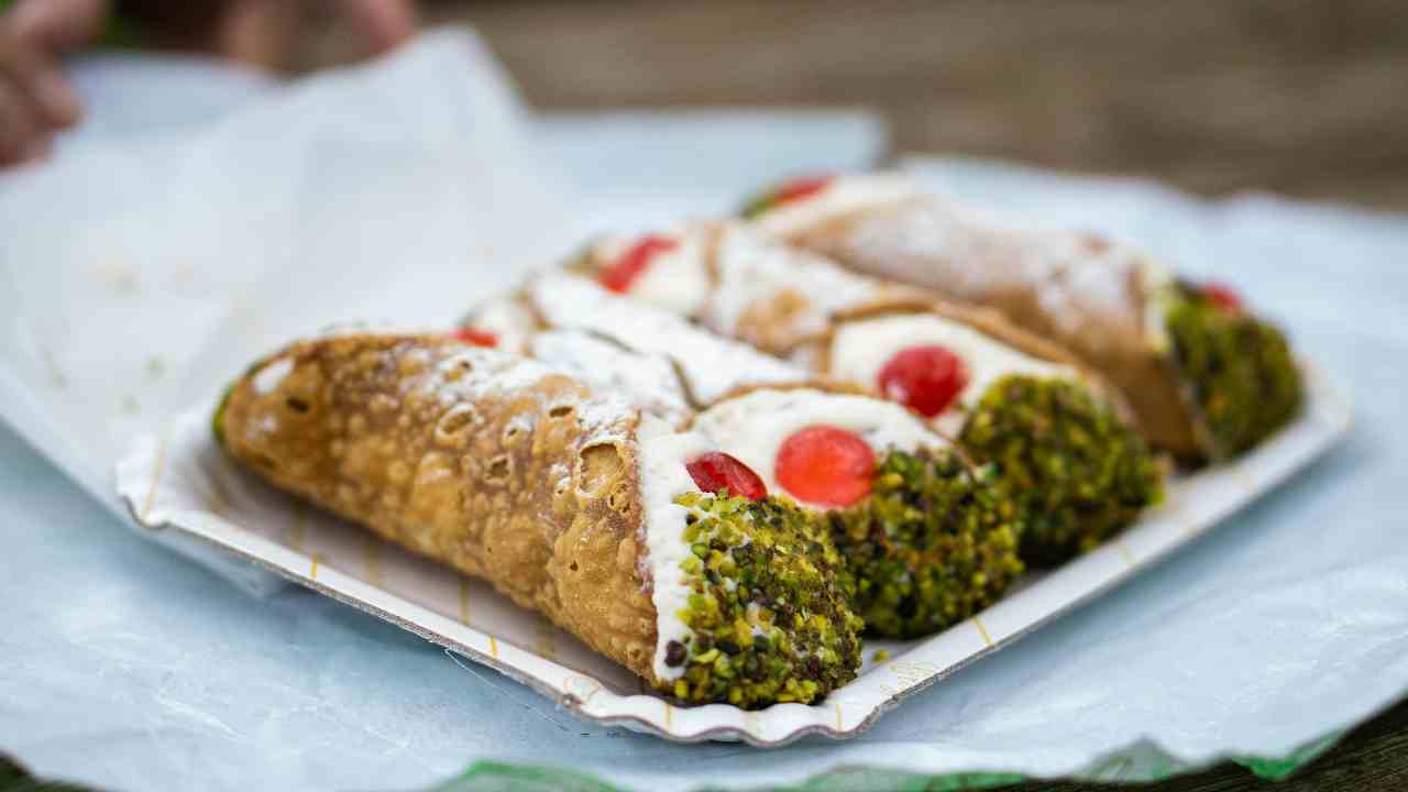 Vassoio di cannoli siciliani