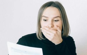 Donna legge bolletta