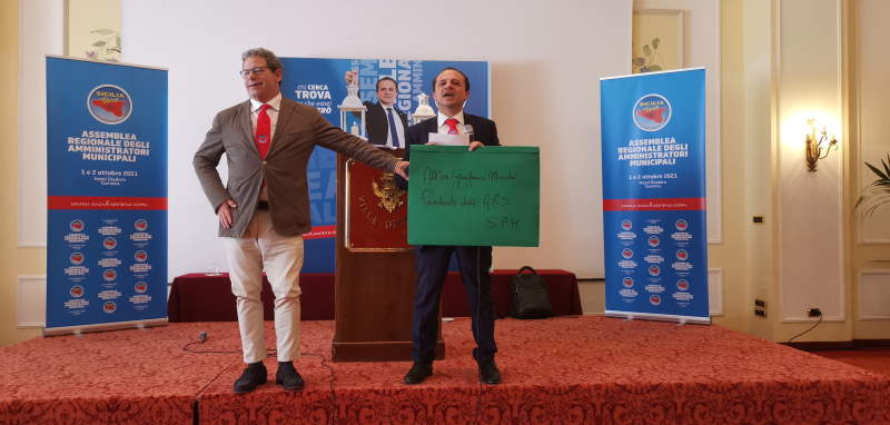 De Luca consegna “avviso di sfratto a Miccichè