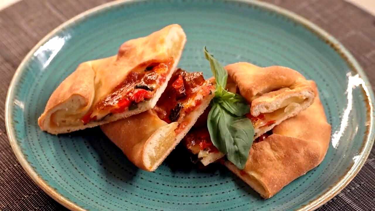 Sembra una pizza ma non lo è al 100%: si chiama Lumera e la fanno in una sola città siciliana | Tra tradizione contadina e street food moderno