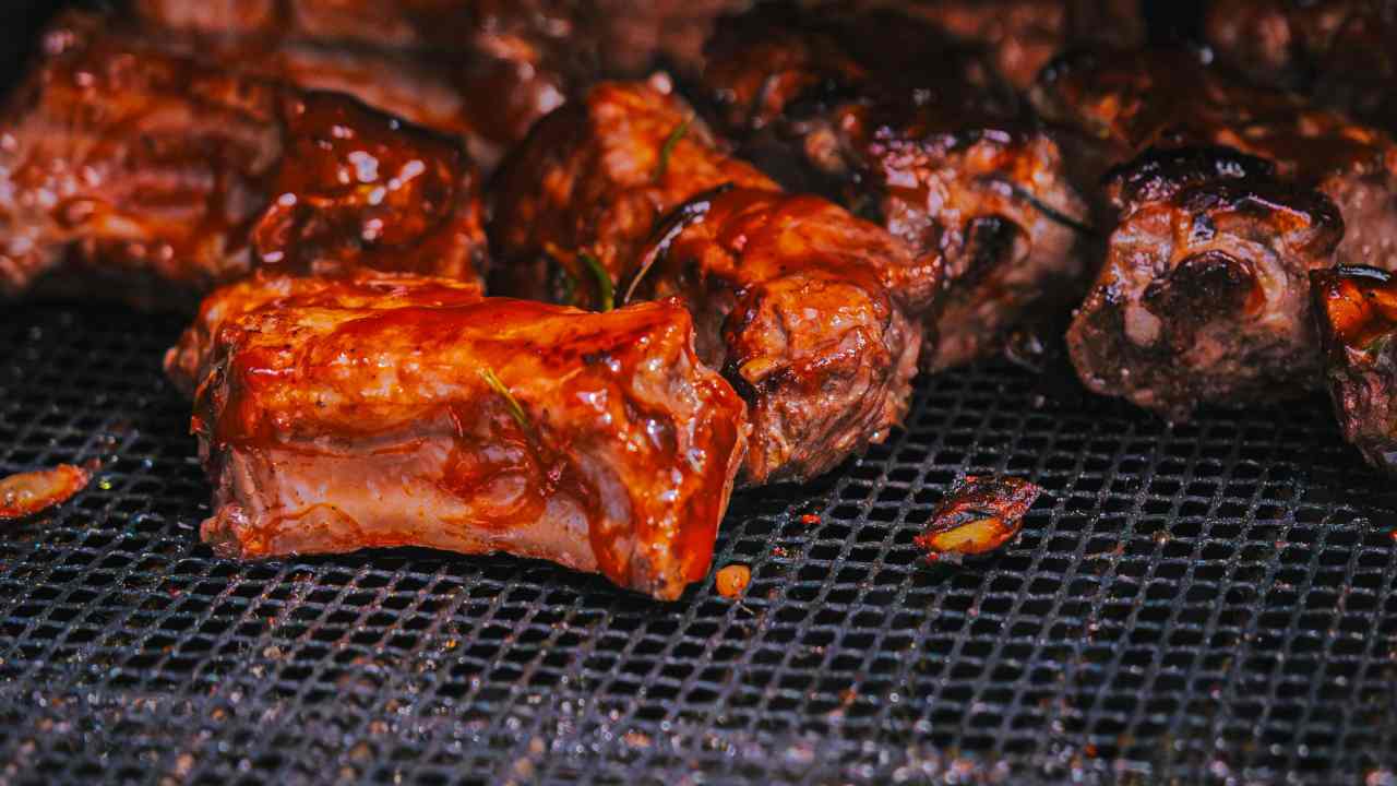 C’è un paesino siciliano che festeggia con una sagra gigantesca: 6 e 7 dicembre griglie in piazza | Mangiate maxi e vino rosso per scaldare il borgo