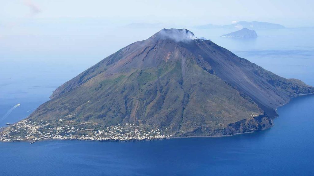Stromboli si fa sentire | Nuovo bollettino INGV su esplosioni e tremore: gli effetti si riversano su tutta Italia
