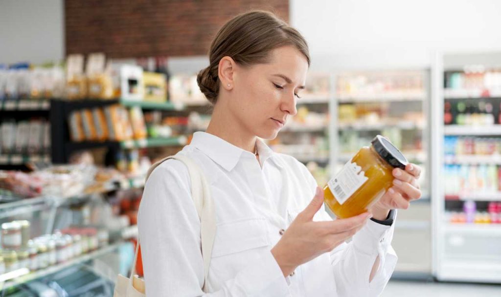 Donna legge etichetta