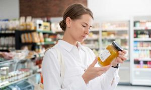 Donna legge etichetta