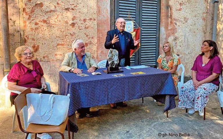 Giovanni Varisco dona una sua scultura all’Aisf. Per combattere la sindrome fibromialgica