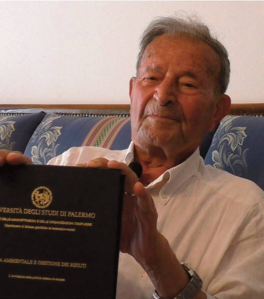 Si laurea per la terza  volta a 89 anni. «Perseverate, non è mai troppo tardi»