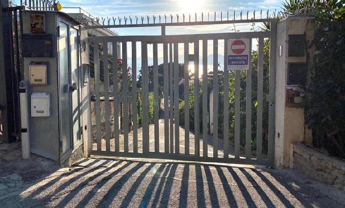 La baja dei francesi torna ad essere privata. Il mare si vede ma l’accesso è chiuso ed è impossibile arrivarci