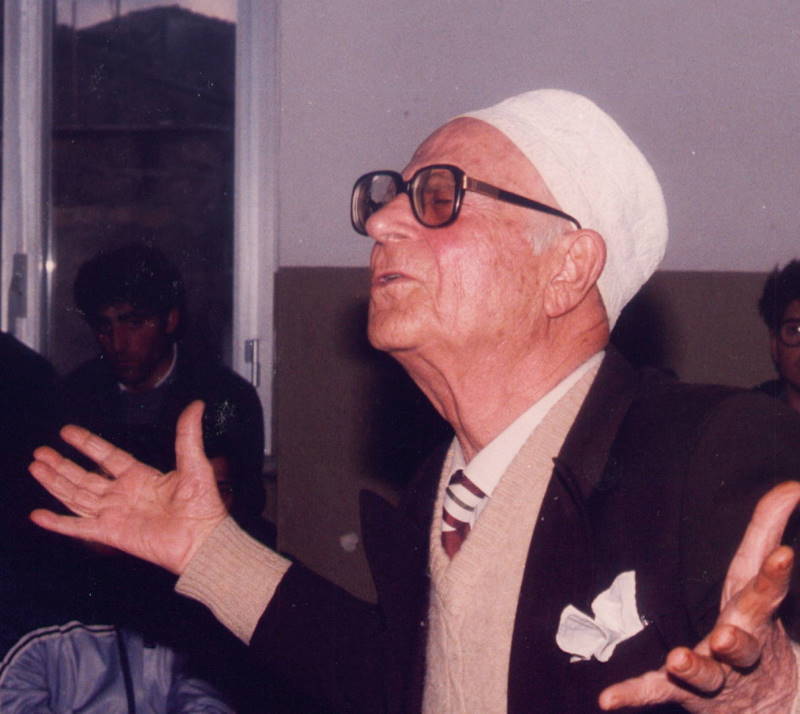 Libertà per gli uccelli. Ignazio Buttitta dopo aver riflettuto chiese al venditore quale fosse il prezzo di tutti quei cardellini