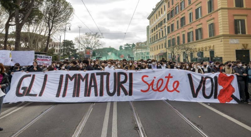 Stop alle chat tra docenti e genitori la proposta non piace al ministro dell’istruzione Patrizio Bianchi