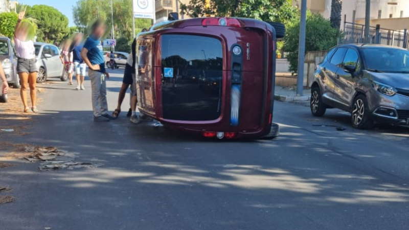 Auto si ribalta, traffico in tilt, ma nulla di grave