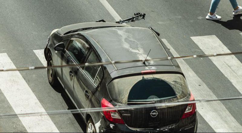 Ciclista investito in pieno centro a Ficarazzi