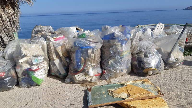 Ripulita la playa di Aspra da tanti volontari
