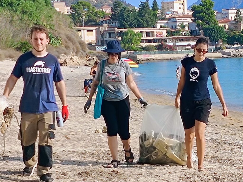 La pulizia della spiaggia a cura dei volontari: un gesto d’amore per la natura
