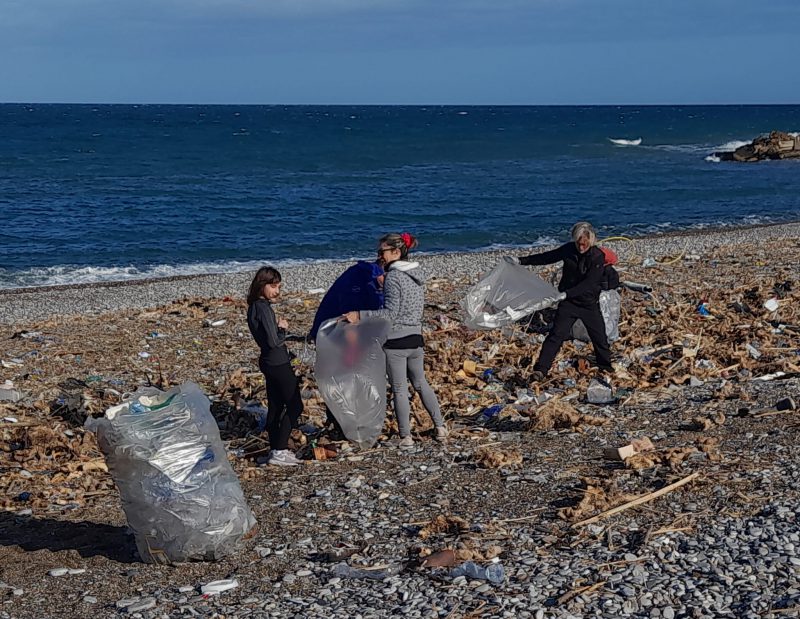 Ripulita dai volontari l’arenile della Playa di Aspra