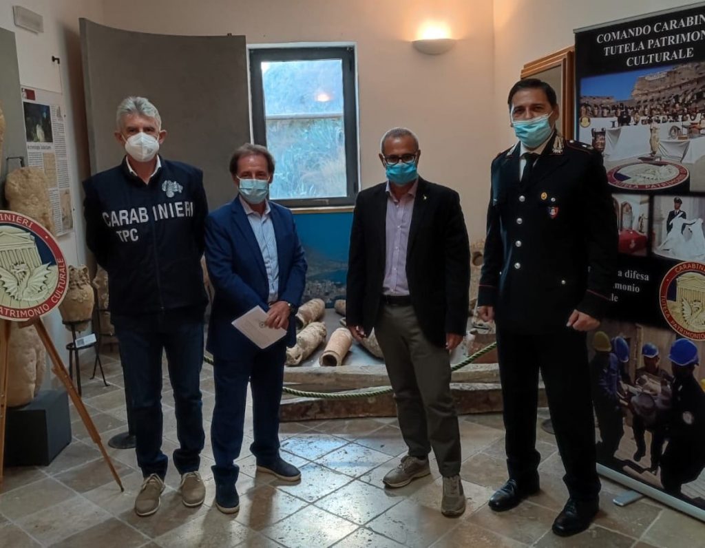 SOLUNTO: I Carabinieri per la Tutela del Patrimonio Culturale restituiscono al Parco Archeologico anfore fittili e un reperto cilindrico