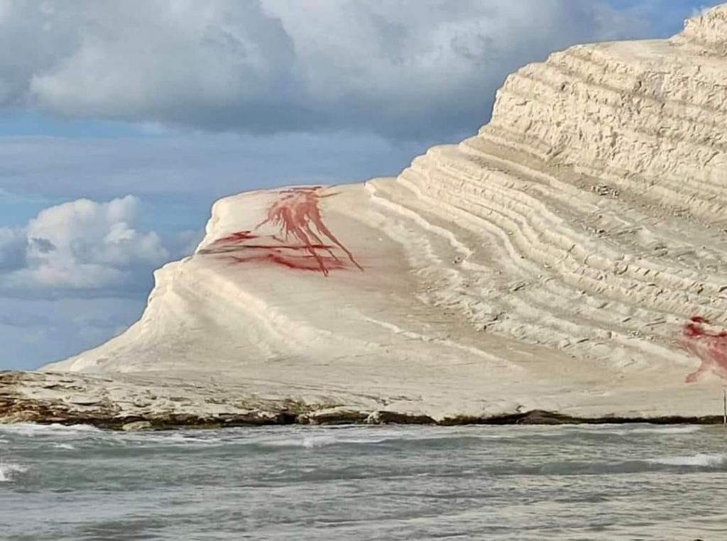 Scala dei Turchi imbrattati da ignoti: ripulita dai volontari