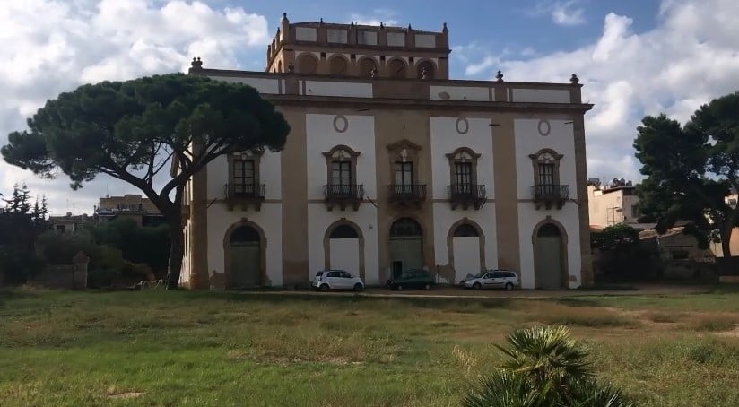 Lavori di sistemazione dell’atrio posteriore Nord di palazzo Cutò, prospiciente piazza Stazione