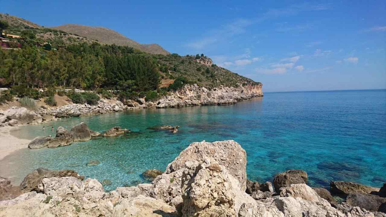 In questa spiaggetta c’è l’acqua più pulita di tutta la Sicilia: per andarci nel 2026 bisogna prenotare adesso | Le Maldive del Sud Italia