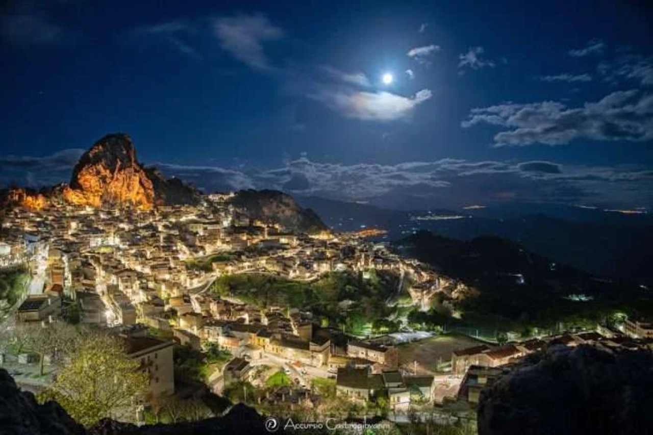 Il Borgo della Pace che diventa ancora più bello a Natale | In Sicilia c’è una cittadina che fa impazzire gli americani: partono charter ogni anno per vederla