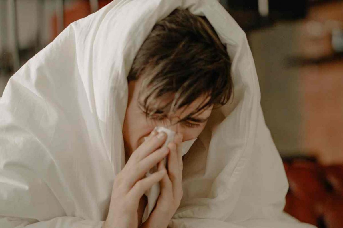 Uomo con influenza