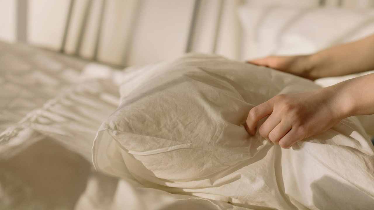 Dormire bene | La ricerca scientifica finalmente ci svela quante ore dobbiamo dormire a notte: meno di così diventi uno zombie