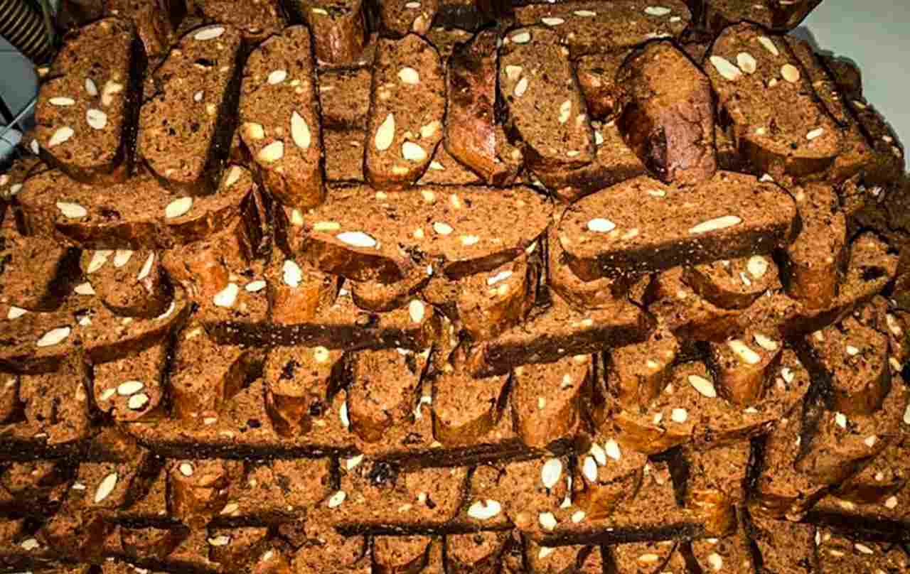 Non chiamateli assolutamente cantucci: questi sono 100% siciliani e li fanno solo in una città | La tradizione gustosa che arriva dall’Arabia