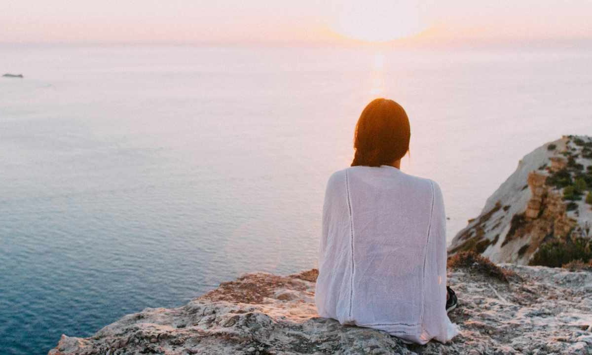 Donna guarda il mare